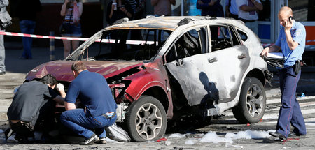 Der beim Attentat zerstörte Wagen des Journalisten Pawel Scherem...