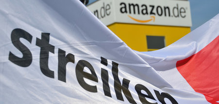 Seit Freitag wird Amazon auch am Verteilzentrum in Graben bestre... Seit Freitag wird Amazon auch am Verteilzentrum in Graben bestre...