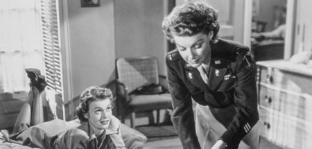 Catherine Gates (Ann Sheridan, r.) erzählt ihrer Freundin Kitty ...