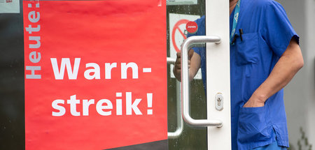 Gegen miserable Arbeitsbedingungen in deutschen Kliniken regt si...
