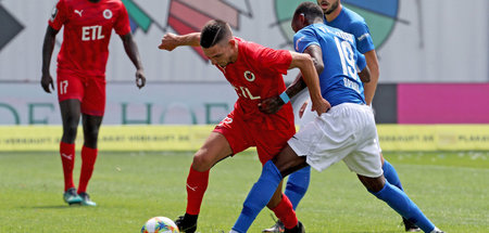 Da glänzt die »Kogge«: Hansa Rostock mit Aaron Opoku (2. v. r.) ...