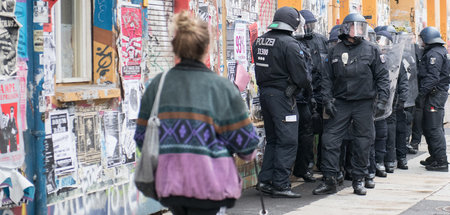Der »rechtsfreie Raum« in der Rigaer Straße, Wegelagerei ist dur...