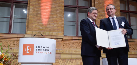 Geehrt und gefeuert: Holger Steltzner (r.) bei der Entgegennahme...