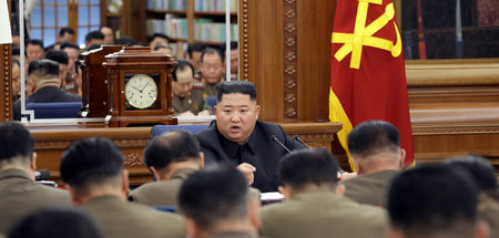 Kim Jong Un spricht zu Vertretern der Zentralen Militärkommissio...