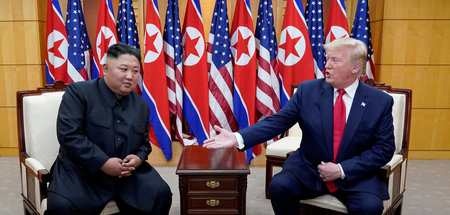 Treffen zwischen den Staatschefs Kim Jong Un (DRVK, l.) und Dona...