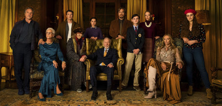 Gruppenbild mit Geldquelle: Krimiautor Harlan Thrombey (Christop...