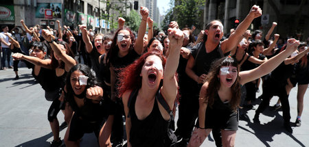 Wieder auf Frauen schauen, statt sie zu schlagen: Protestaktion ...