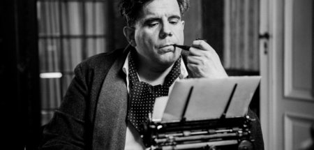 Kurt Tucholsky (Bruno Cathomas) sinniert an der Schreibmaschine:...