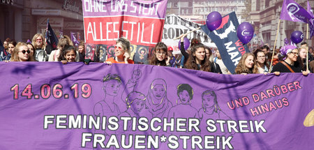 Ankündigung des Frauenstreiks auf einer Demo am 1. Mai 2019 in Z...