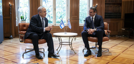 Der griechische Premierminister Kyriakos Mitsotakis (rechts) mit...