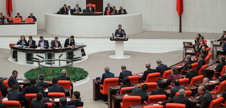 Der Vorsitzende des Verteidigungsausschusses Ismet Yilmaz (AKP) ...