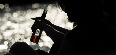 Eine Frau sitzt mit einem Bier-Mixgetränk an der Spree (Berlin, ...