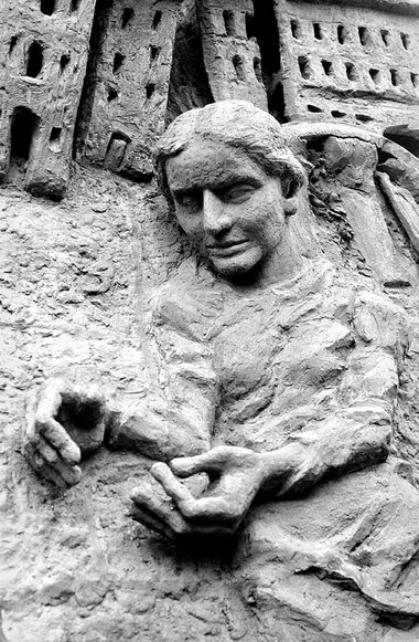 Ausschnitt aus einem von Ingeborg Hunziker geschaffenen Relief z...