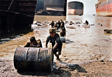 Die Altlasten des Westens werden am früher weißen Strand von Chi...