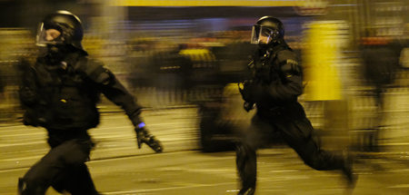 Polizisten während der Silvesternacht im Einsatz in Connewitz