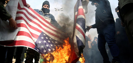 Demonstranten verbrennen am Freitag in Teheran eine britische un...
