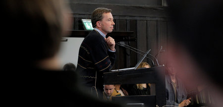 AfD-Gründer Bernd Lucke beim Versuch, an der Universität Hamburg...