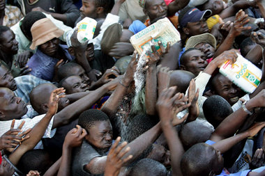 Mit westlicher »Hilfe« ins Elend: Kenianer bei der Verteilung vo...
