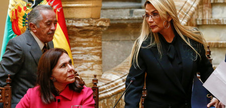 Boliviens »Interimspräsidentin« Jeanine Áñez (r.) und ihre Außen...