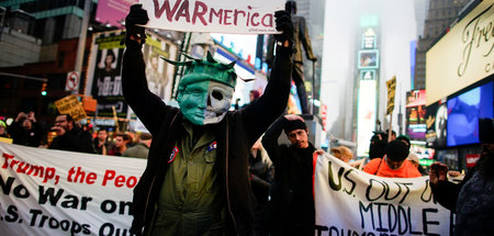 Antikriegsdemonstration am 4. Januar auf dem Times Square in New... Antikriegsdemonstration am 4. Januar auf dem Times Square in New...