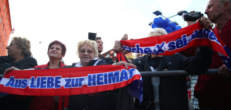 FPÖ-Fans bei der abschließenden Wahlkampfkundgebung der »Freihei... FPÖ-Fans bei der abschließenden Wahlkampfkundgebung der »Freihei...