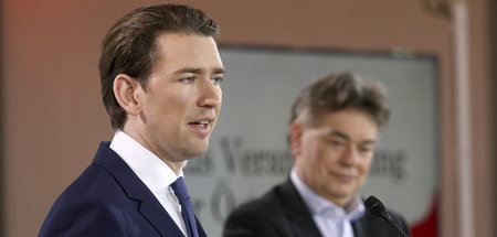 ÖVP-Chef Kurz (l.) und Grünen-Kollege Kogler geben auf einer Pre... ÖVP-Chef Kurz (l.) und Grünen-Kollege Kogler geben auf einer Pre...