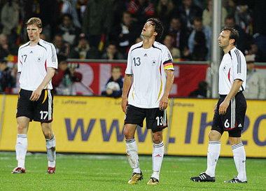 Keine Hilfe von vorne (Mertesacker), von oben (Ballack) und von ... Keine Hilfe von vorne (Mertesacker), von oben (Ballack) und von ...