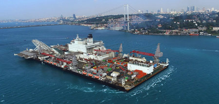 Die »Pioneering Spirit«, hier im Bosporus, half bei der Verlegun...