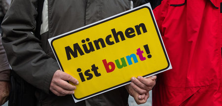 Nach der Neonaziattacke in Halle bilden Demonstranten eine Mensc...