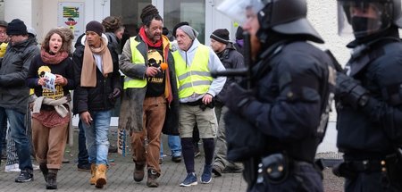 Polizei passt auf: Teilnehmer der Demonstration am Dienstag vor ...