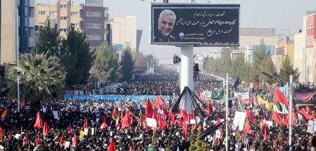 Ein scheinbar endloser Trauerzug aus Zehntausenden Menschen zog ...