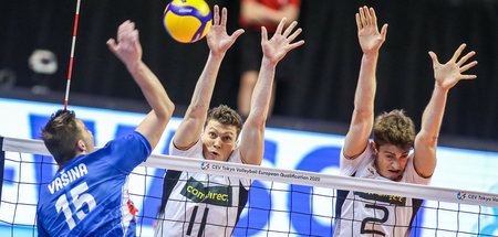 Hände hoch: Lukas Vasina aus Tschechien (l.) gegen Deutschlands ...