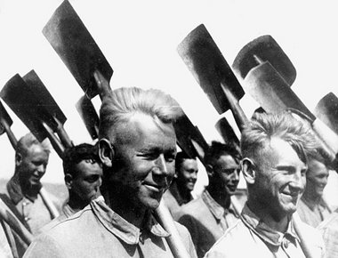 Mit militärischem Drill und veralteter Technologie gegen die Mas... Mit militärischem Drill und veralteter Technologie gegen die Mas...