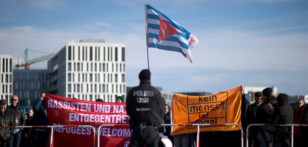 Antirassistische Demonstration gegen einen Pegida-Umzug in Dresd...