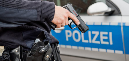 Der Gebrauch der Dienstwaffe ist wichtiger Teil der Ausbildung. ...
