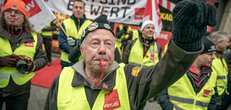 Kämpfen statt nur fordern: Demonstration der Beschäftigten der G...