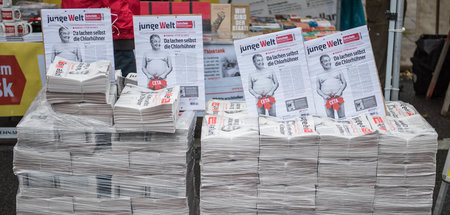 Zeitungsstapel von junge Welt bei der Großdemo gegen die Freihan...