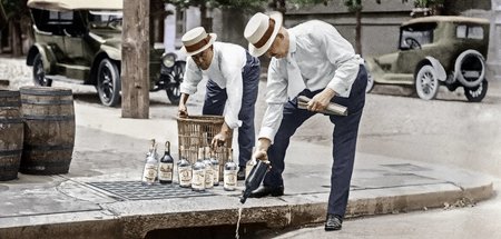 Weg damit. Beschlagnahmter Whisky wird in die Kanalisation gekip...