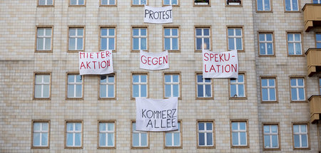 Man muss kämpfen: Banner gegen den Verkauf von Mietwohnungen an ...