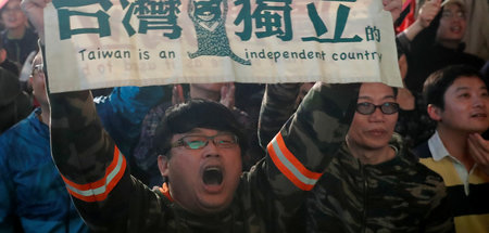 Unterstützer der taiwanesischen Präsidentin Tsai Ing-wen vor der...