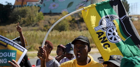 Lokale ANC-Mitglieder protestieren mit Einwohnern Sowetos gegen ...