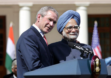 Neue Waffenbrüderschaft: US-Präsident George W. Bush und der ind...
