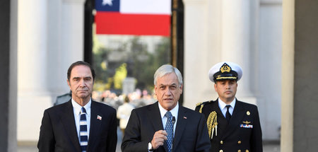 Chiles Präsident Sebastián Piñera (M.) und Justizminister Hernán...