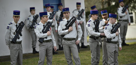 Französische Soldaten vor einer Trauerzeremonie mit Präsident Em...