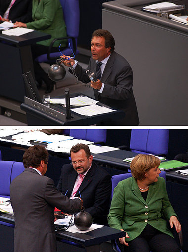 Gibt Merkel die Kugel: WASG-Chef Klaus Ernst am Donnerstag in Bu... Gibt Merkel die Kugel: WASG-Chef Klaus Ernst am Donnerstag in Bu...
