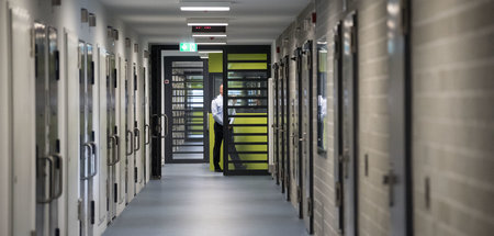 Justizbeamter_in_JVA_63802127.jpg