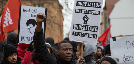 Viele Fragen: Demonstration zur Erinnerung an Oury Jalloh in Des...