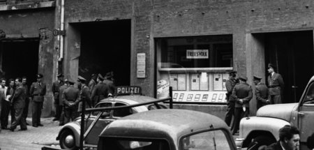 KPD-Verbot 1956 und Repression: Polizisten vor dem Sitz des Part...