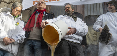 Imkerpaar_uebergibt_63991886.jpg