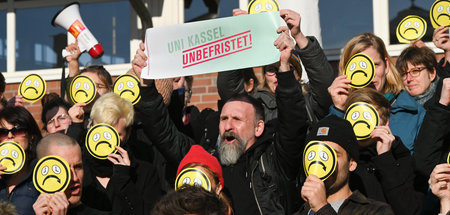 Beschäftigte der Uni Kassel protestieren am Mittwoch gegen befri...